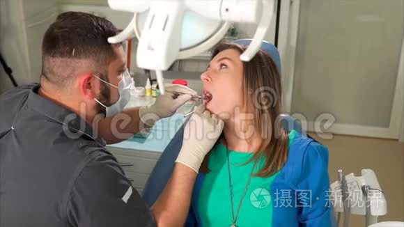 妇女正在牙科诊所接受体检视频