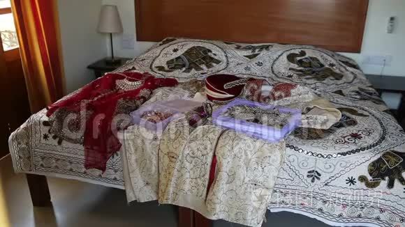 配有印度婚纱和珠宝的大床视频