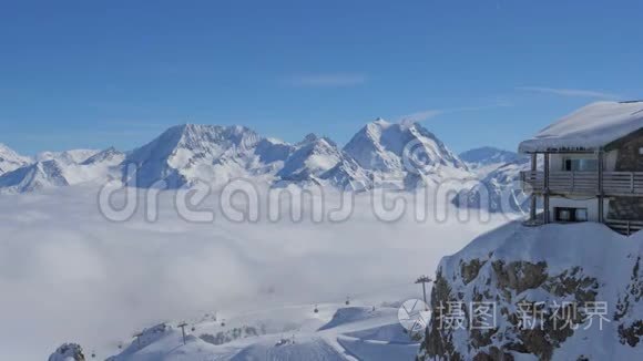 从右到左的雪山和云谷呼吸全景视频