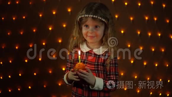 小女孩在节日蛋糕上吹蜡烛视频