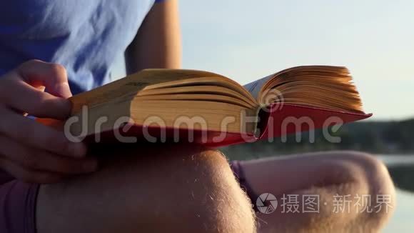 年轻的学生在斯洛莫湖畔读小说视频