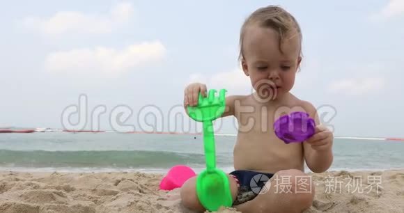 可爱的小男孩在玩沙滩玩具视频