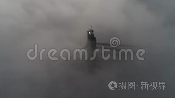 在浓雾中俯瞰基辅莫斯科夫斯基大桥的空中景色，4k视频。 莫斯科桥