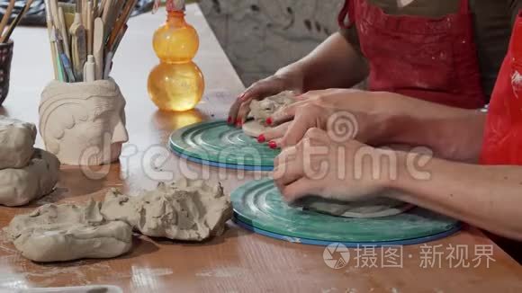 在陶瓷工作室工作的专业陶工视频