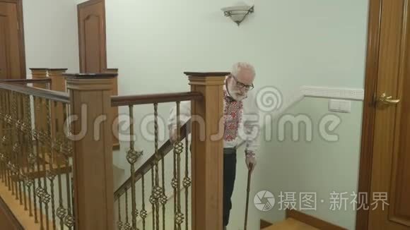 一位白发苍苍的老人上了楼视频