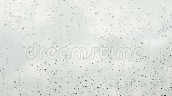 灰色天空上玻璃窗上的雨滴视频