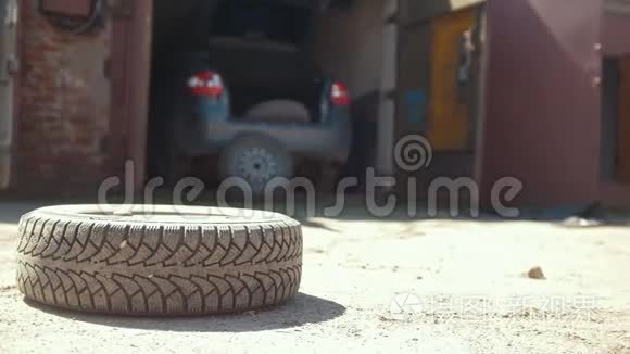 汽车车轮在车库前的地面上滚动视频
