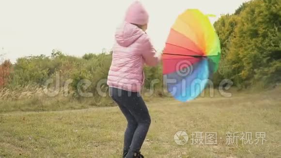 小女孩在玩一把五颜六色的伞视频