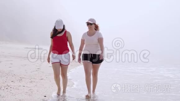 美丽的女孩走在海边的沙滩上视频