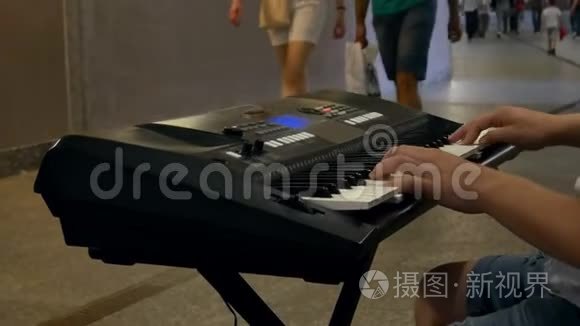 音乐家地铁钢琴视频