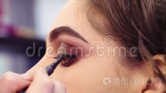 化妆师在眼睛上画黑色眼线视频