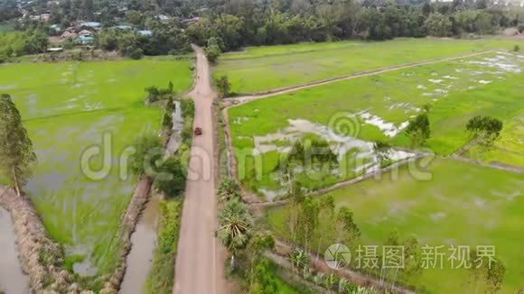 K德隆4拍摄了乡村公路交通的高视角汽车卡车和摩托车运输4K德隆拍摄了ae