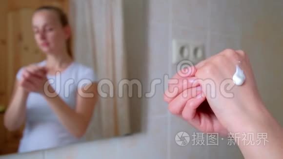 女人在浴室的手上涂抹保湿霜视频