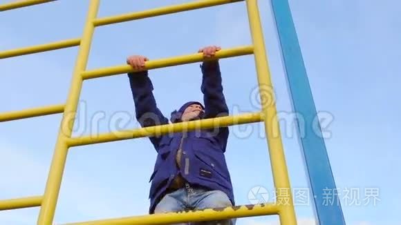 小孩子在操场上爬梯子视频