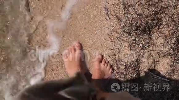 一名男子赤脚在沙滩上缓慢行走视频