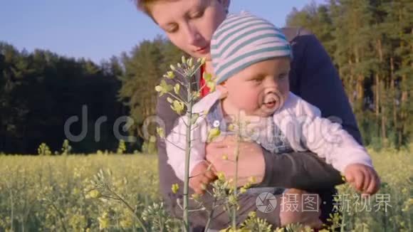 宝贝在油菜地慢动作中扮演颜色视频