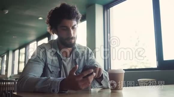 在咖啡馆里用智能手机的商人视频