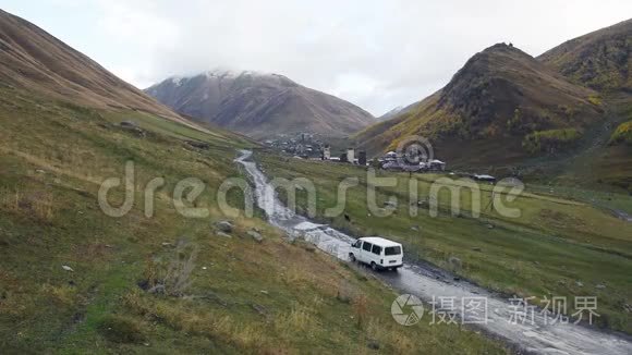 汽车在美丽的旅游场所乌什古利位于什哈拉脚下，一个最高的高加索峰