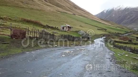 汽车在美丽的旅游场所乌什古利位于什哈拉脚下，一个最高的高加索峰