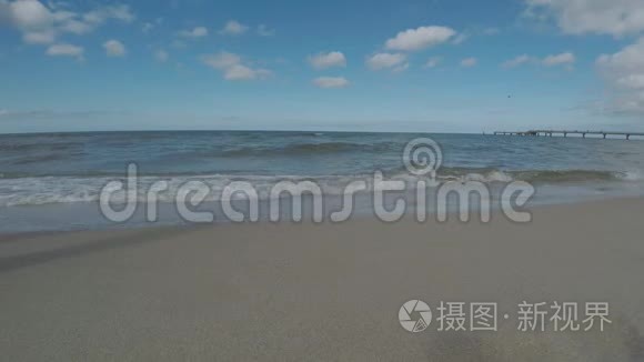 赤脚行走在沙滩上视频