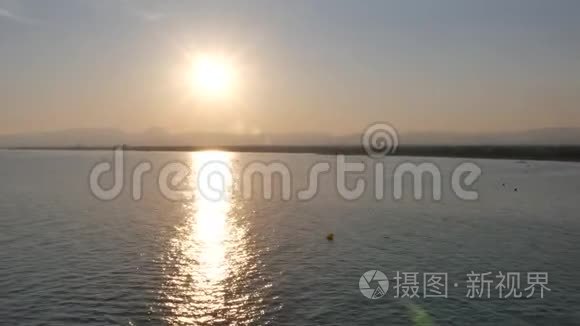 宁静的地中海海滩上美丽的日出