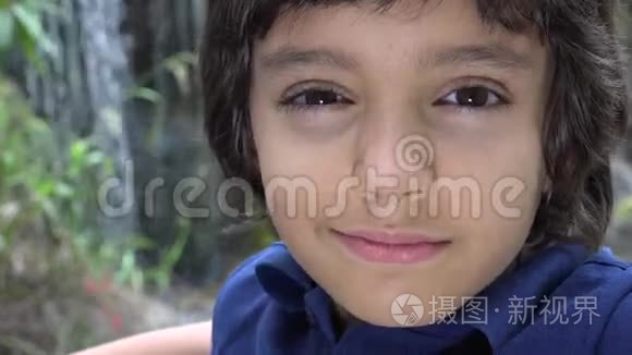 拉丁裔男孩制造滑稽的面孔视频
