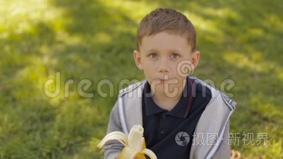 一个吃香蕉的可爱男孩视频