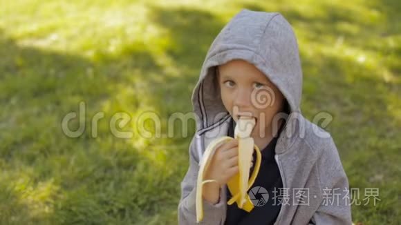 一个吃香蕉的可爱男孩视频