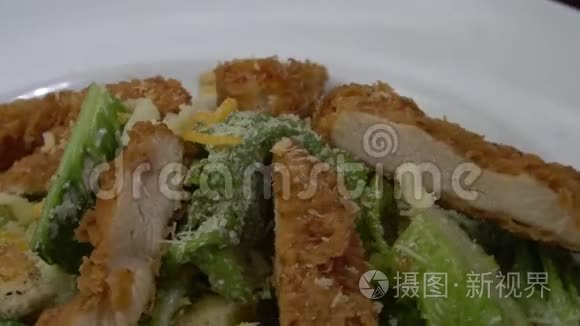 烤鸡片与蔬菜沙拉的比例视频