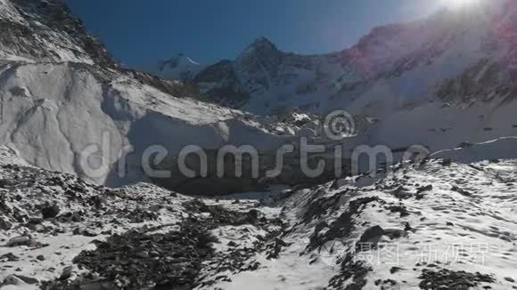 冰川中山河诞生的鸟瞰图.. 江流出冰窟.. 冬季观景山