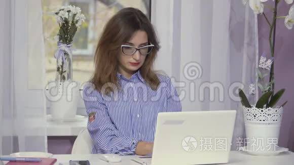 时尚女商人在笔记本电脑上工作视频