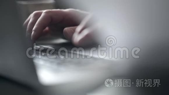 随便穿衣服的男人打字留言视频