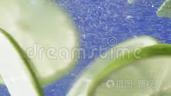 水里的石灰片视频