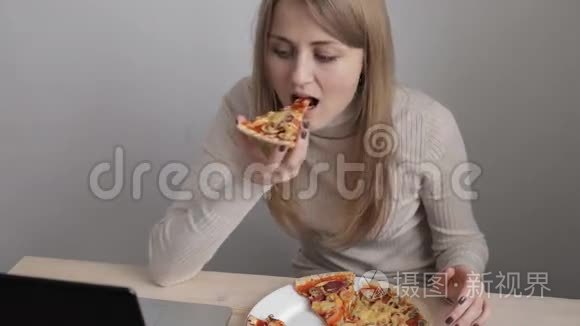 吃披萨的年轻女人视频