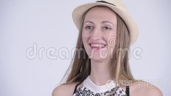 一张幸福的金发旅游女人的脸视频