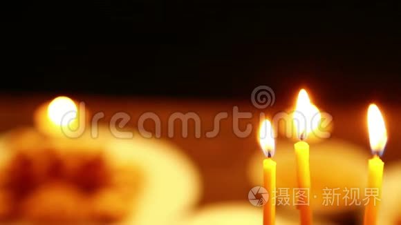吹在烛台上燃烧的蜡烛上的女人。 特写镜头。