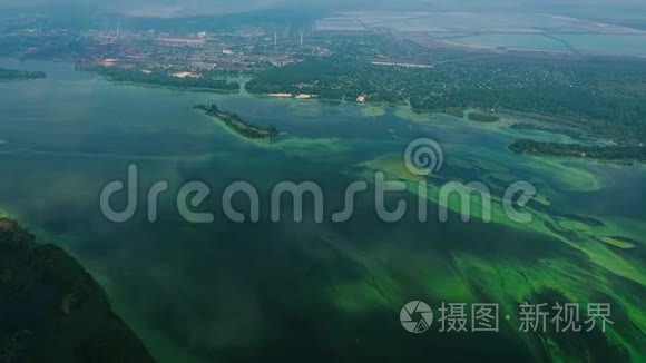 工业区附近受绿藻污染的河流视频