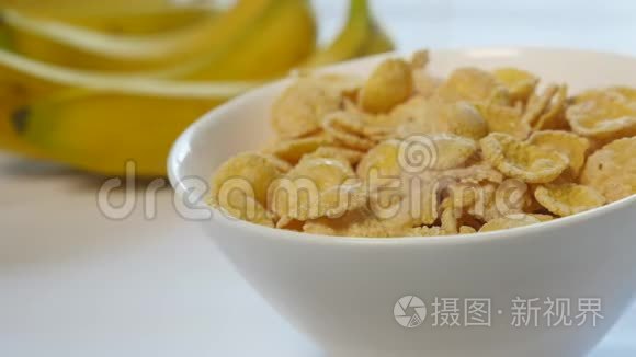 把牛奶倒进麦片粥里视频