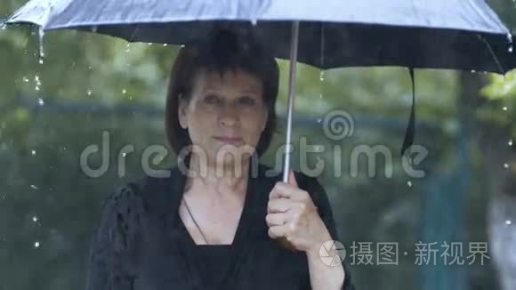 悲伤的女人在伞下视频