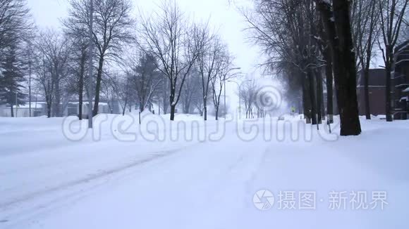 早晨下雪的冬天街道