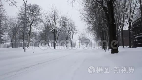 早晨下雪的冬天街道