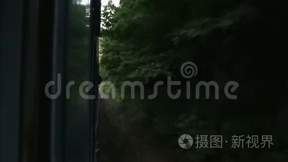 从火车车窗外望过去视频