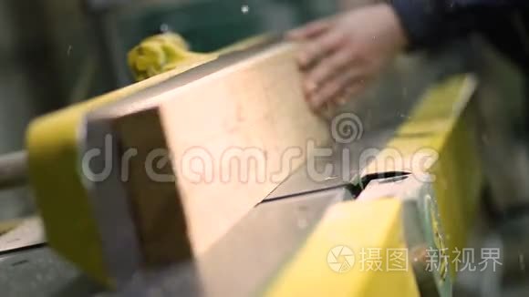 木工用电刨在木板上工作视频