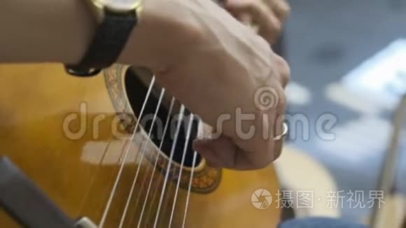 演奏古典吉他的人手特写视频