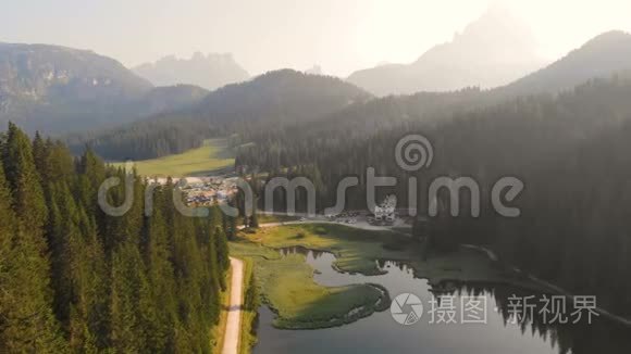 空中森林山上湖黎明视频