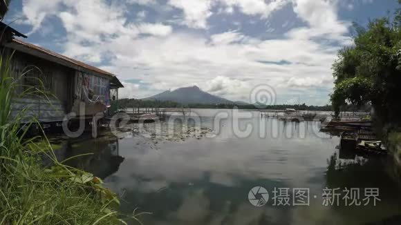 山蒂斯定居点建在污染的湖泊上视频