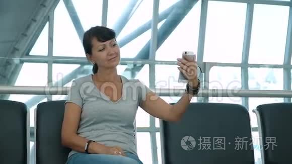 女子在机场等候区自拍视频