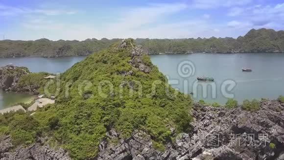 山峰漫游显示海洋湾上景视频