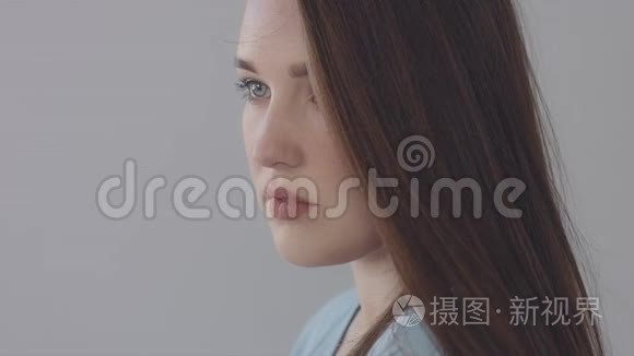 工作室里的年轻婴儿脸模型。 长直发蓝眼睛模特