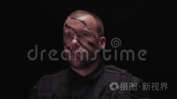 特种部队士兵持有机枪。 库存。 北约士兵军事装备